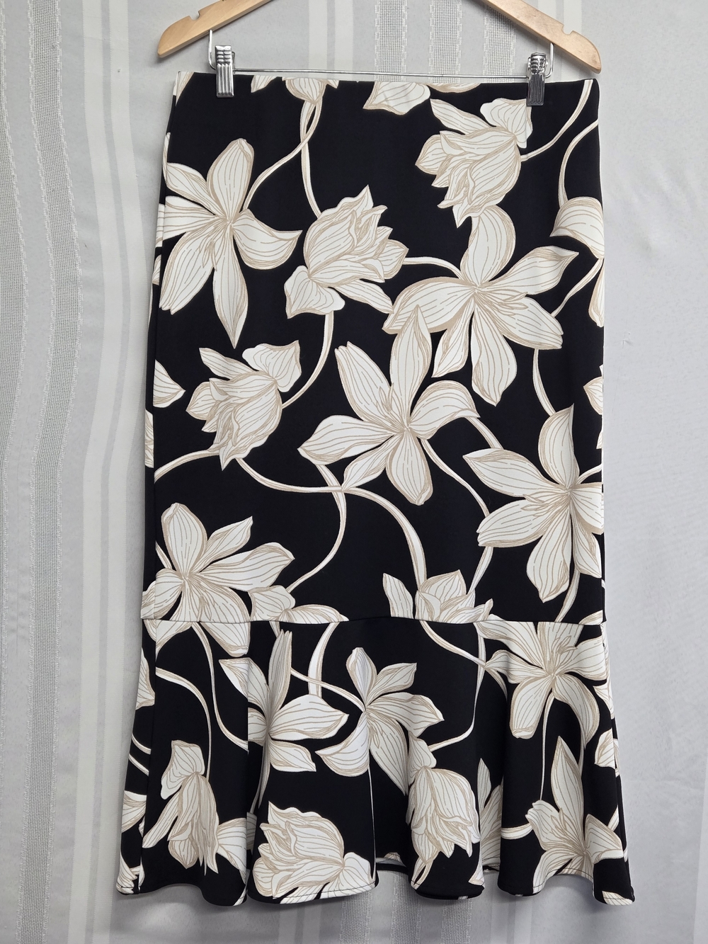 MESSINI WOMENS Black Floral Midi Skirt with Cream Blooms SIZE LARGE